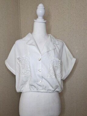 Vintage-style White Cropped Button-up Blouse With Lace Appliqué Front Pockets